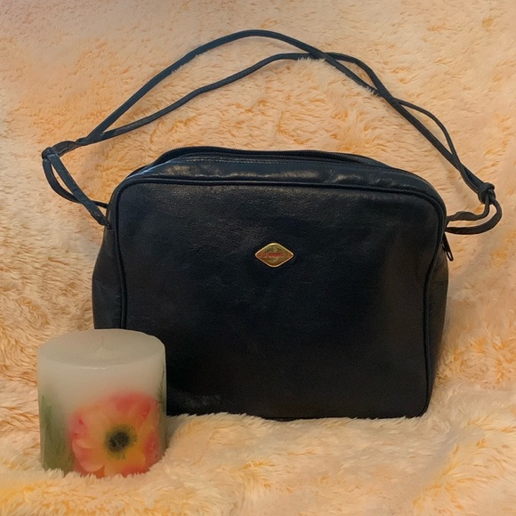 Handbags - NWOT isanti leather bag (made in Italy)